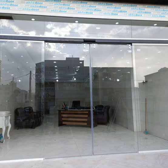 نمای شیشهای فروشگاه